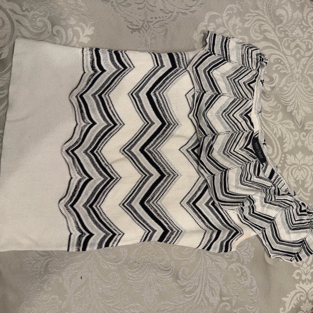 Black and White Zigzag Patterned Top